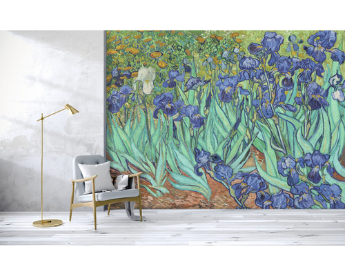 Kamer met behang van een schilderij van blauwe irissen, fauteuil en staande lamp