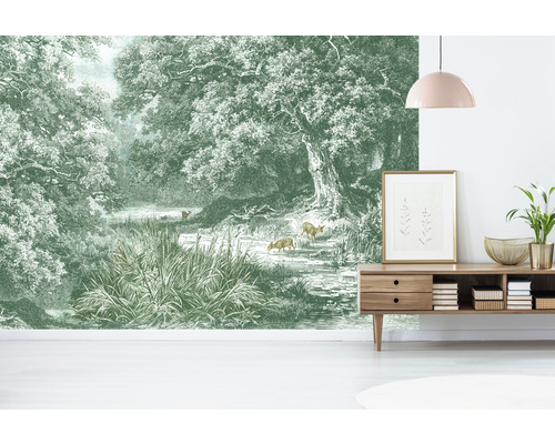 Woonkamer met bosbehang, dressoir en decoratie