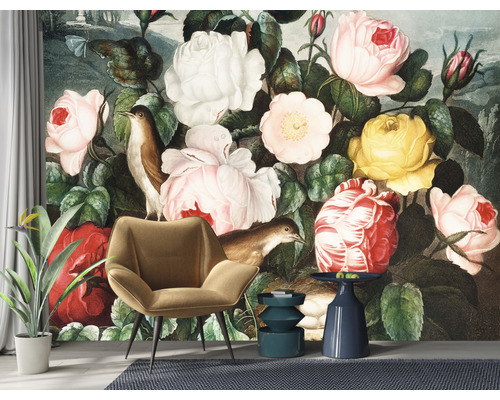 Wandafbeelding met bloemen en vogels in een woonkamer met fauteuil