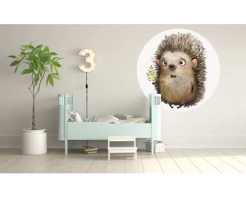 Kinderkamer met muursticker egel, lamp in de vorm van het cijfer drie, kinderbed en kamerplant in pot