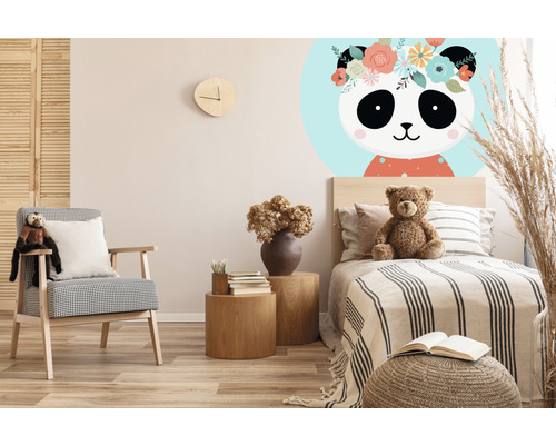 Kinderkamer met berenmuursticker, teddybeer en fauteuil