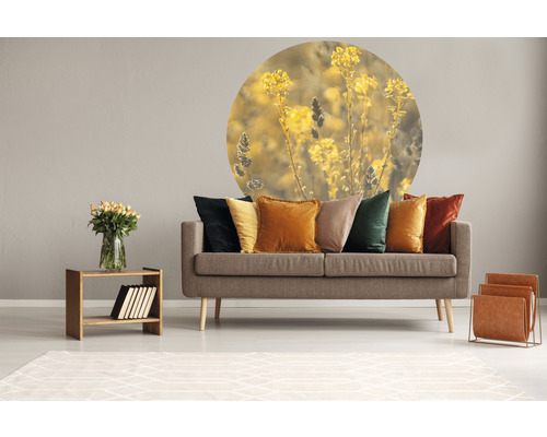 Woonkamer met bank, kussens, tafel, boeket, tijdschriftenrek en muursticker