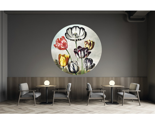 Decoratieve muursticker met tulpmotief in een eetkamer