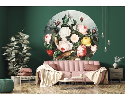 Woonkamer met muurschildering met bloemmotief, bank en decoraties