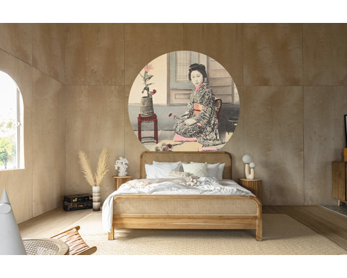 Slaapkamer met bed, nachtkastjes en muurschildering met Japans motief