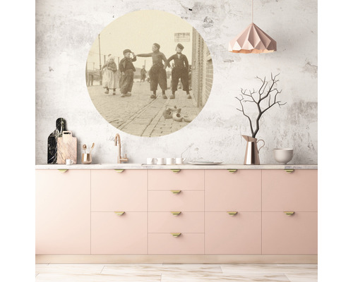 Keukenscène met historische kinderfoto als wanddecoratie