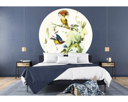 Slaapkamer met tweepersoonsbed, nachtkastjes en muursticker met vogelmotief