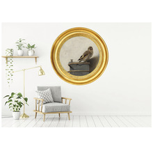Schilderij van een distelvink in een gouden lijst boven een fauteuil