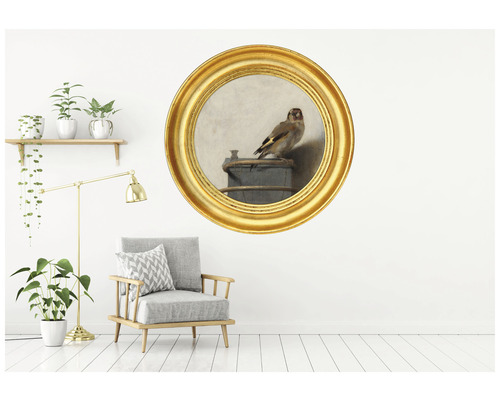 Schilderij van een distelvink in een gouden lijst boven een fauteuil