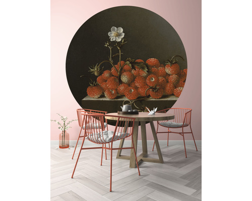Woonkamer met ronde muurschildering van aardbeien boven een eettafel met stoelen
