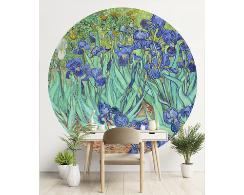 Muurafbeelding met een schilderij van irissen boven een bureau met stoel en kamerplanten