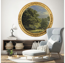 Woonkamer met oorfauteuil en wanddecoratie met landschap in gouden lijst