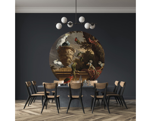 Eetkamer met klassieke muurschildering met vogels en apen