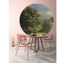 Kamer met ronde wanddecoratie met landschapsthema, eettafel en stoelen