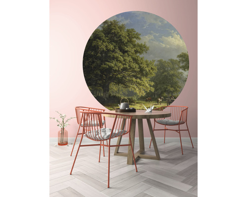 Kamer met ronde wanddecoratie met landschapsthema, eettafel en stoelen