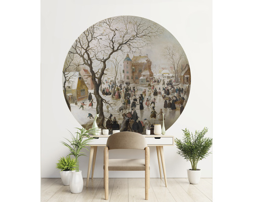 Wanddecoratie met winterlandschapmotief boven een bureau