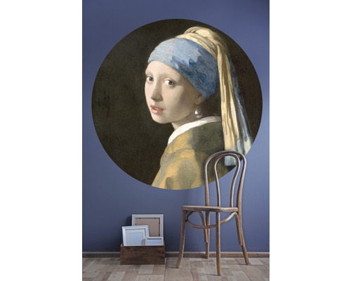 Muursticker met het schilderij ''Meisje met de parel'', samen met een stoel en fotolijsten.