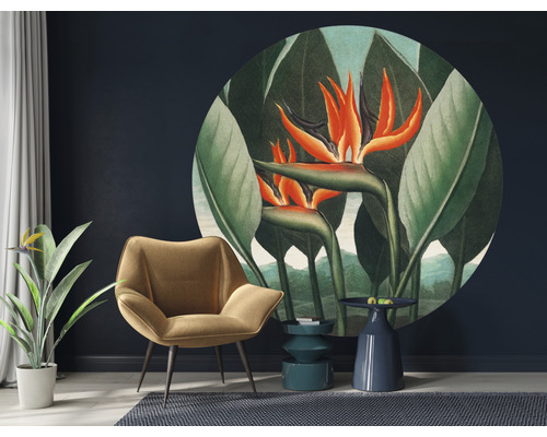 Kamer met fauteuil, tafel en muurschildering met bloemmotief