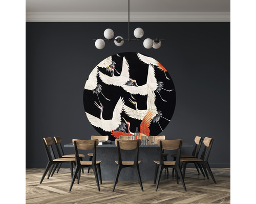 Eetkamer met ronde muurschildering met kraanvogelmotieven, eettafel en stoelen