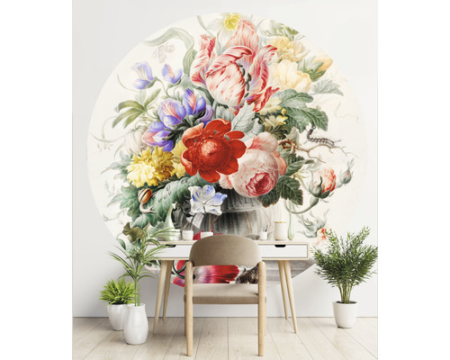 Wandafbeelding met bloemmotief boven bureau en stoel