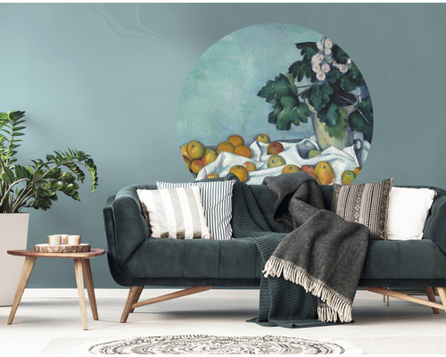 Woonkamer met bank en muurschildering met stillevenmotief