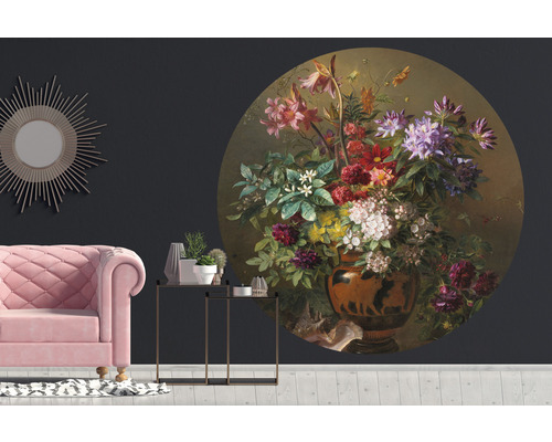 Woonkamer met muurschildering van een bloemstilleven, bank en bijzettafel