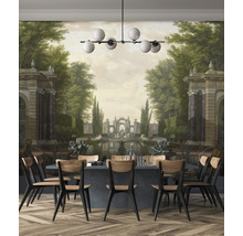 Eetkamer met grote eettafel, houten stoelen en fotobehang met tuinmotief