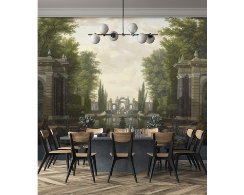 Eetkamer met grote eettafel, houten stoelen en fotobehang met tuinmotief