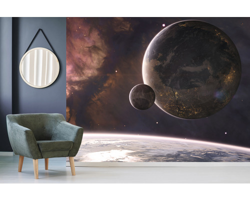 Ruimteontwerp met fotobehang, fauteuil en spiegel