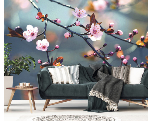 Woonkamer met bank, tafel en fotobehang met bloesemmotief