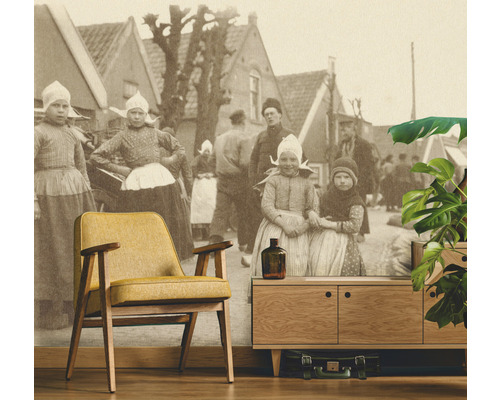 Woonkamer met fotobehang, fauteuil en dressoir