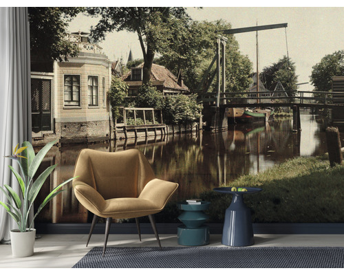Fotobehang met een landelijke scène met een brug over een kanaal en huizen