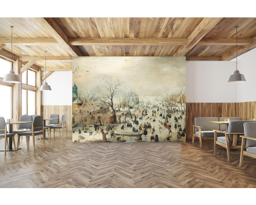 Interieur van een restaurant met een foto van een winterlandschap op de muur