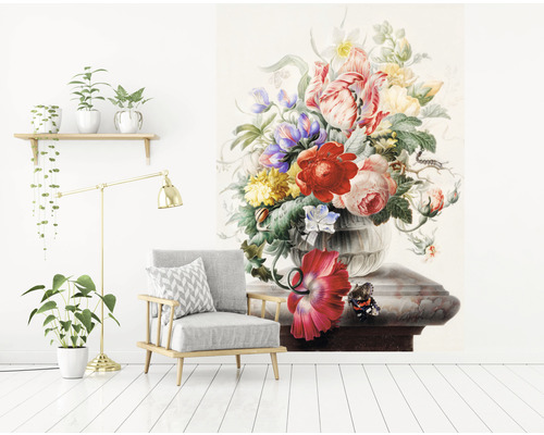 Lichte kamer met bloemstilleven behang, fauteuil en kamerplanten