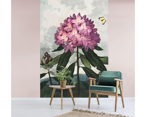 Wanddecoratie met bloemmotief in een woonkamer met stoel en bijzettafel.