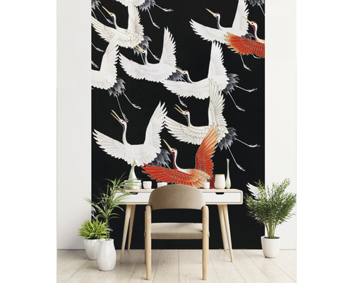 Kamer met een zwart behang met kraanvogelpatroon, een wit bureau en planten