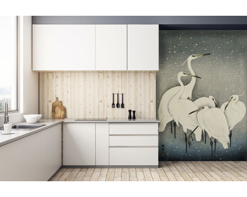 Lichte keuken met witte kasten, houten details en behang met reiger ontwerp.