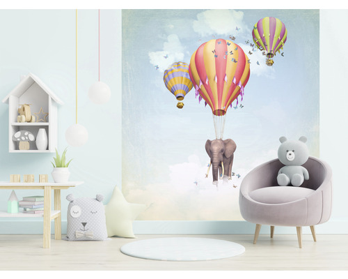 Kinderkamer met behang met een olifant en luchtballonnen, plus meubels en decoraties.