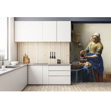 Moderne keuken met witte kasten en een behang met een schildering