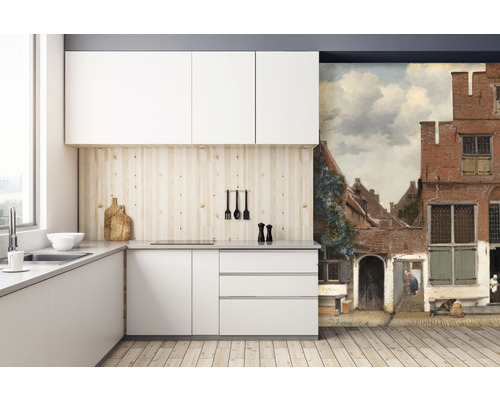 Moderne keuken met witte kasten, houten werkblad en muurschildering