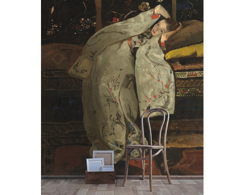 Decoratieve muurschildering met vrouwenmotief, houten stoel en fotolijsten