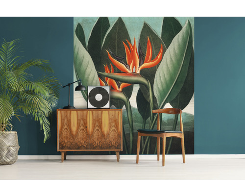 Woonkamer met dressoir, kamerplant en wanddecoratie met plantenmotief