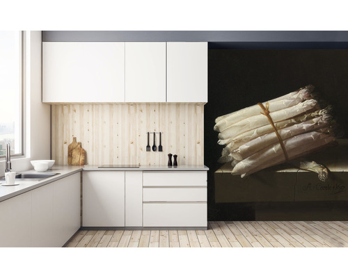 Moderne keuken met witte kasten, houten werkblad en stilleven muurschildering