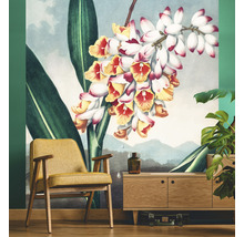 Decoratieve woonkamer met bloemenwandbekleding, fauteuil en ladekast