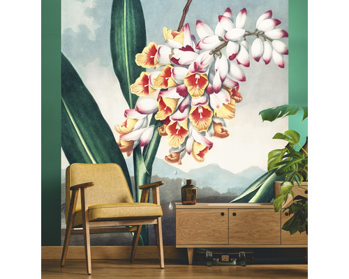 Decoratieve woonkamer met bloemenwandbekleding, fauteuil en ladekast