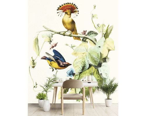 Decoratief behang met vogelmotieven boven een bureau en een stoel