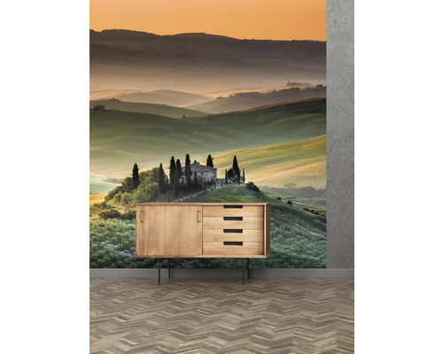 Wanddecoratie met landschapsmotief en houten dressoir in een kamer