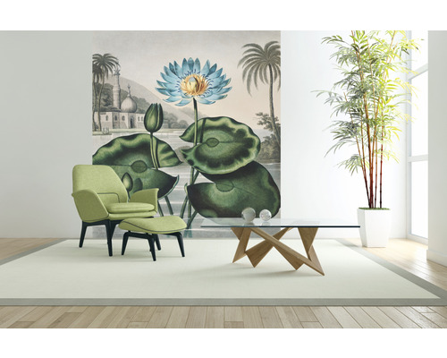 Woonkamer met fauteuil, voetenbank, tafel en muurschildering met waterlelies