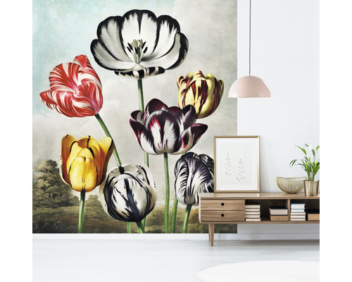 Decoratieve wand met tulpenpatroon in een lichte kamer.