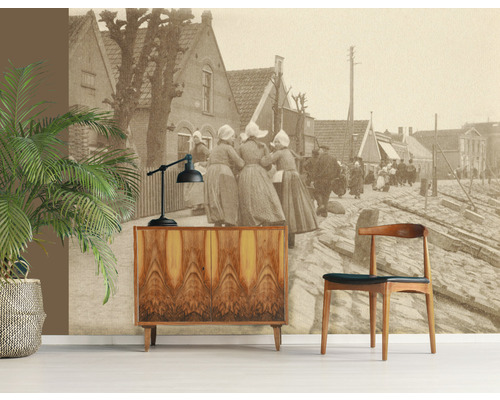 Decoratief fotobehang met historisch stadsgezicht achter dressoir, lamp, plant en stoel